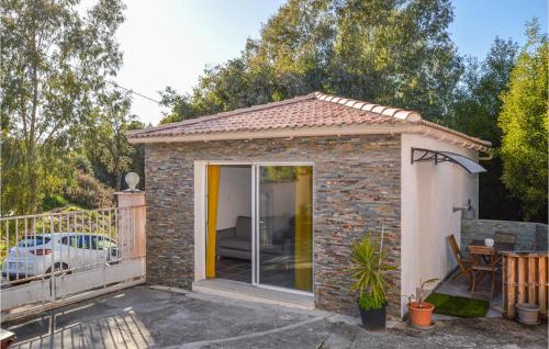 Nice home in Mezzavia with Outdoor swimming pool and WiFi : Maisons de vacances proche d'Eccica-Suarella