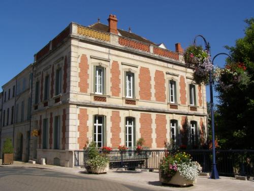 Beautiful large stylish villa centrally located in Pons : Maisons de vacances proche de Mazerolles