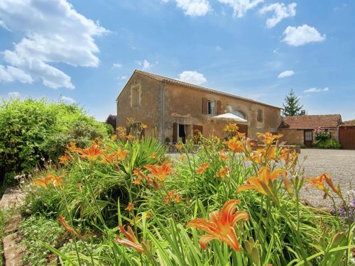 Comfy holiday home in Saint Cyprien with terrace : Maisons de vacances proche de Mouzens