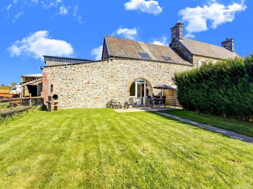 Welcoming Holiday Home in Brainville with Fenced Garden : Maisons de vacances proche de Montsurvent