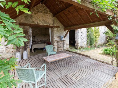 Quaint Holiday Home in Loire France with Garden : Maisons de vacances proche de Le Buret