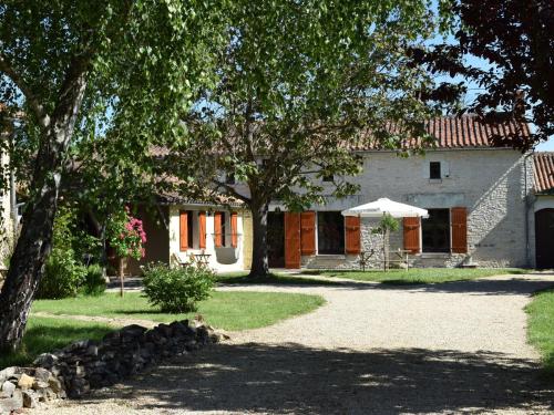 Beautiful holiday home in Frontenay sur Dive with terrace : Maisons de vacances proche d'Angliers