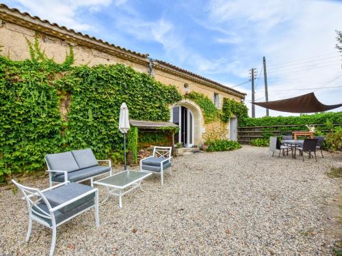 Stone house in a vineyard, with swimming pool, near Bordeaux : Maisons de vacances proche de Monprimblanc