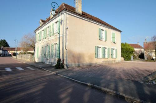 Gîte communal 556 : Maisons de vacances proche de Dampierre-sous-Bouhy