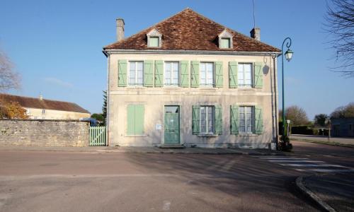 Gîte communal 148 : Maisons de vacances proche de Dampierre-sous-Bouhy