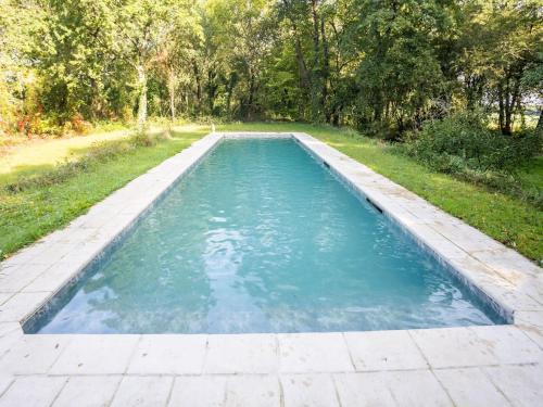 Alluring mansion in Liglet with private heated pool : Maisons de vacances proche de La Trimouille