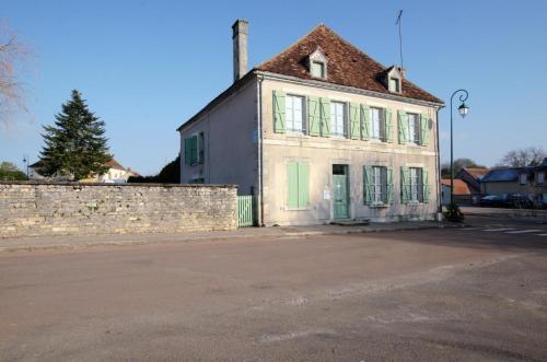 Gîte communal 149 : Maisons de vacances proche de Dampierre-sous-Bouhy