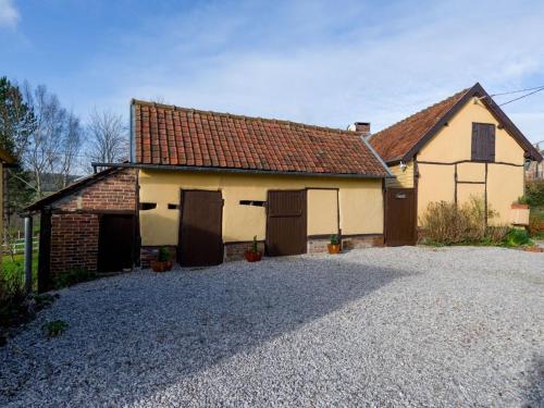 Snug Holiday Home in the heart of Bresle Valley with Garden : Maisons de vacances proche de Fresnoy-Andainville