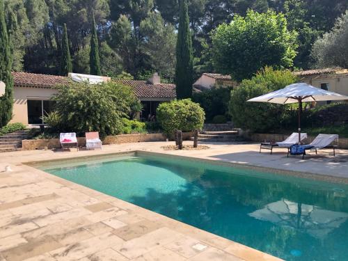 Propriété : 300 M² + (25 M² d'annexe / Pool House) sur 5 ha boisé à 10' d'Aix en Provence : Villas proche de Saint-Antonin-sur-Bayon