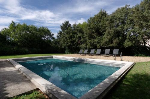 Private furnished apartment with all comfort a garden & a swimming pool : Appartements proche de Gardanne
