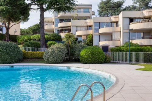 Furnished air-conditioned apartment with terrace sea view & swimming pool : Appartements proche de Biot