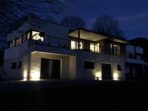 Large architect's house : Villas proche de Bassillac
