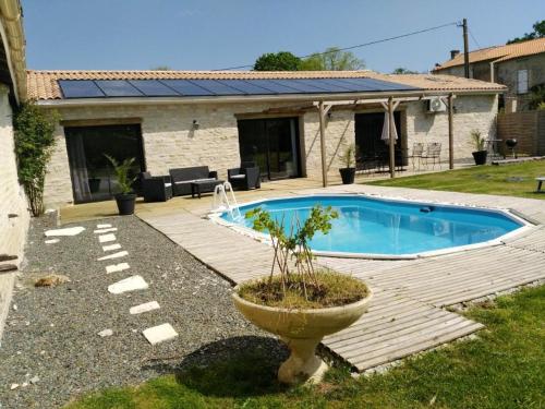 Villa de 3 chambres avec piscine privee sauna et jardin clos a Marigny : Villas proche de La Foye-Monjault
