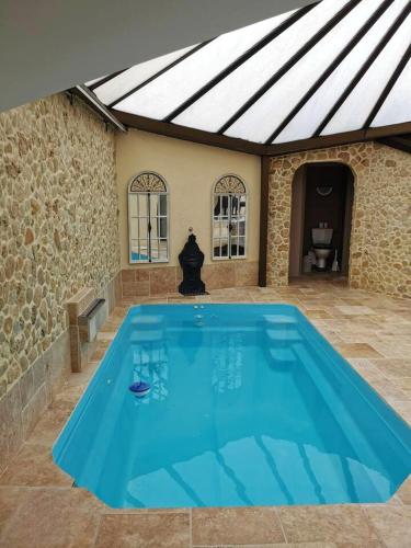 Villa de 2 chambres avec piscine privee sauna et terrasse amenagee a Folleville : Villas proche de Perriers-la-Campagne