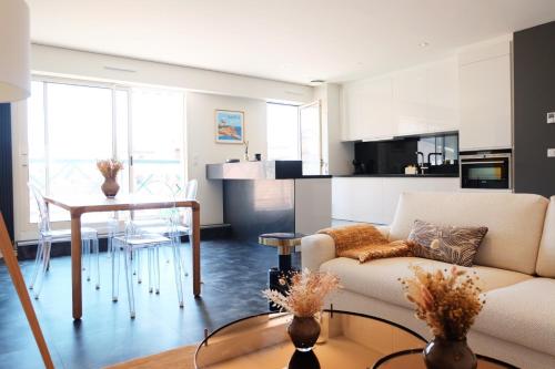 Magnifique appartement, en hyper centre, avec terrasse et place de parking : Appartements proche de Biarritz