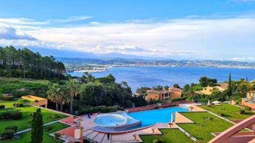Vue mer et sur la baie de Cannes piscine de 450 m2 et jacuzzi : Appartements proche de Théoule-sur-Mer