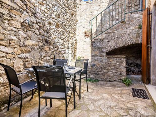 Modern Holiday Home in Minerve with Private Courtyard : Maisons de vacances proche de La Caunette