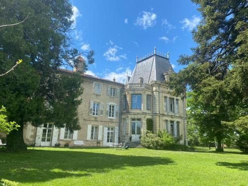 Chateau de Vaugelas - Charmant domaine près de Valence : B&B / Chambres d'hotes proche de Châteauneuf-sur-Isère