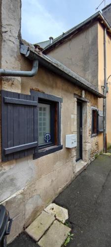 Chaleureuse petite maison de bourg : Maisons de vacances proche de Saint-Marceau