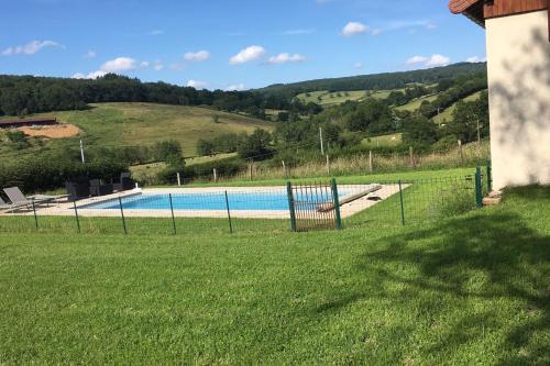 Les Granges de Semur-en-Brionnais with heated swimming pool and garden : Maisons de vacances proche de Saint-Bonnet-de-Cray