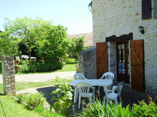 Maison de 2 chambres avec vue sur la ville jardin amenage et wifi a Labrihe : Maisons de vacances proche de Pessoulens