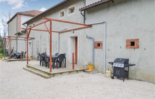 Awesome home in Jû-Belloc with WiFi and 2 Bedrooms : Maisons de vacances proche d'Aydie