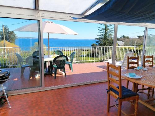 Holiday home with fantastic sea views on the Crozon Peninsula : Maisons de vacances proche de Camaret-sur-Mer