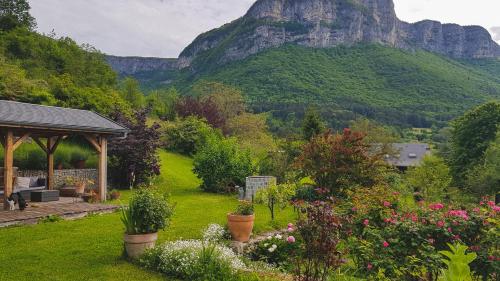 Suite au pied de la montagne et vue imprenable : Appartements proche de Saint-Jeoire-Prieuré