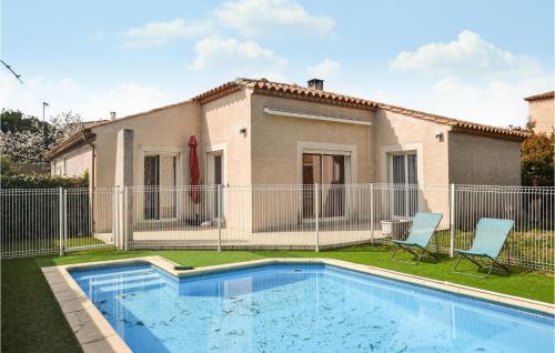 Amazing home in Castries with Outdoor swimming pool, WiFi and 2 Bedrooms : Maisons de vacances proche de Saint-Jean-de-Cornies