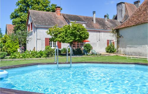 Amazing home in St,Sulpice-dExideuil with 3 Bedrooms, Private swimming pool and Outdoor swimming pool : Maisons de vacances proche de Saint-Sulpice-d'Excideuil