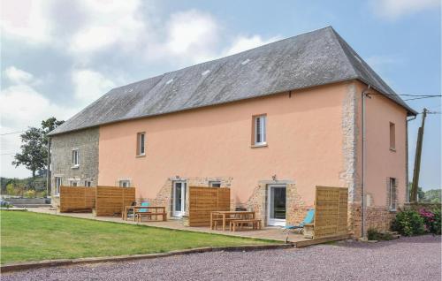 Three-Bedroom Holiday Home in Sainteny : Maisons de vacances proche d'Auvers