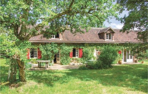 Stunning home in Beauchene with 4 Bedrooms, WiFi and Outdoor swimming pool : Maisons de vacances proche de Chauvigny-du-Perche
