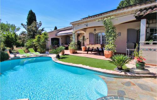 Amazing Home In Les Angles With Wifi, Private Swimming Pool And Outdoor Swimming Pool : Maisons de vacances proche de Les Angles