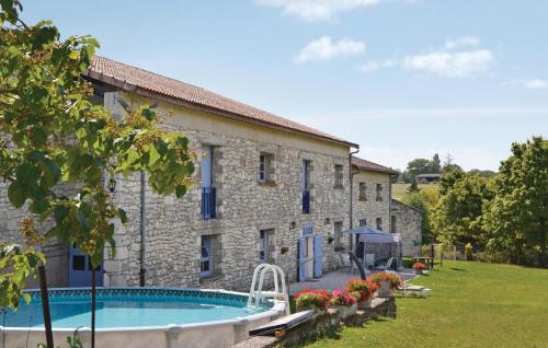 Nice home in Belvze with 2 Bedrooms, WiFi and Outdoor swimming pool : Maisons de vacances proche de Lebreil