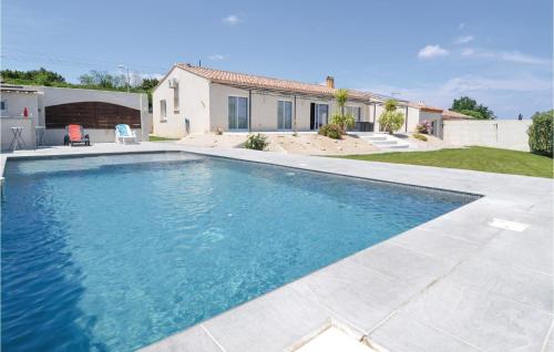 Nice Home In Sernhac With 4 Bedrooms, Wifi And Outdoor Swimming Pool : Maisons de vacances proche de Bezouce