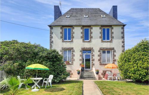 Awesome home in Morlaix with 3 Bedrooms : Maisons de vacances proche de Garlan