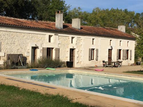 Maison Périgord vert piscine et spa : Maisons de vacances proche de Parcoul