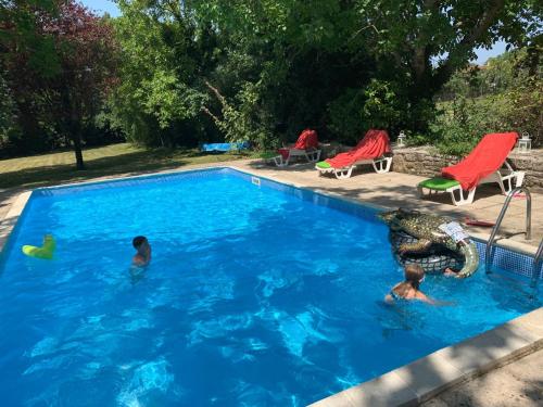Greengates - Rose Cottage Lovely 3 Bedroom Gite with Shared Heated Pool : Maisons de vacances proche de Brettes