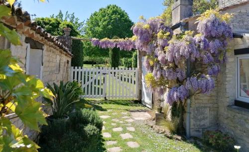 Maison d'une chambre avec jardin clos et wifi a Sigogne : Maisons de vacances proche de Foussignac