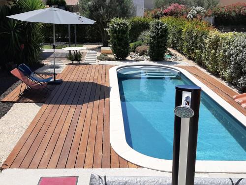 Gîte du Soleil, climatisé avec piscine chauffée d'avril à novembre, et jacuzzi : Appartements proche de Pouzolles