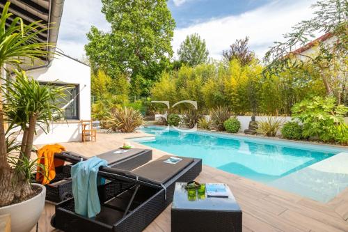 PROMO - Easy Clés- Gorgeous 4 bedrooms villa with heated pool AC : Maisons de vacances proche de Bassussarry