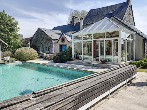 Gîte de charme La Maison Saint-Leonard avec piscine, SPA, vue sur le Mont Saint-Michel : Maisons de vacances proche de Bacilly