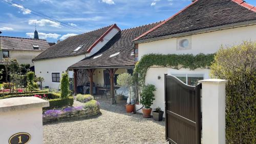 Coin Perdu B&B set in a rural village close to Vendeuvre sur Barse & A5 motorway : Appartements proche d'Essoyes