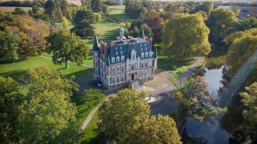 Château Laverdines : Maisons de vacances proche de Saint-Hilaire-de-Gondilly