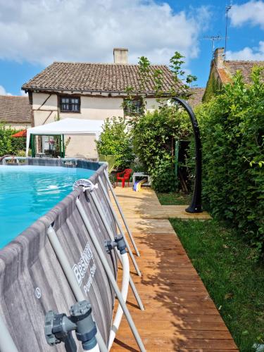 Maison de 5 chambres avec piscine privee jardin clos et wifi a Gigny sur Saone : Maisons de vacances proche de Vérissey