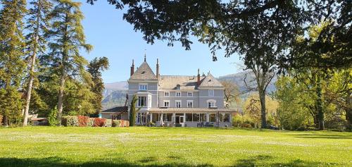 Domaine des Cèdres - Hôtel, gîtes et insolites : Hotels proche de Montalieu-Vercieu