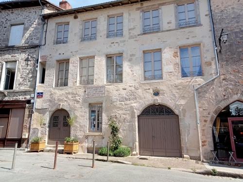 MAISON GAY LUSSAC St LEONARD DE NOBLAT : B&B / Chambres d'hotes proche de Saint-Priest-Palus