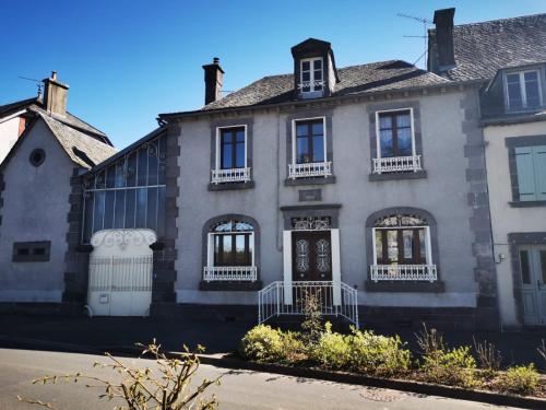 Maison de bourg dans le Cantal : Maisons de vacances proche de Bassignac