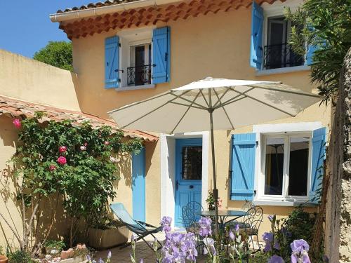 Charming holiday home with private terrace in Pernes-les-Fontaines : Maisons de vacances proche de Pernes-les-Fontaines