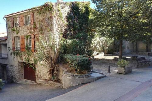 Spacious Catalan Cottage in the Mountain Foothills : Maisons de vacances proche de Trévillach